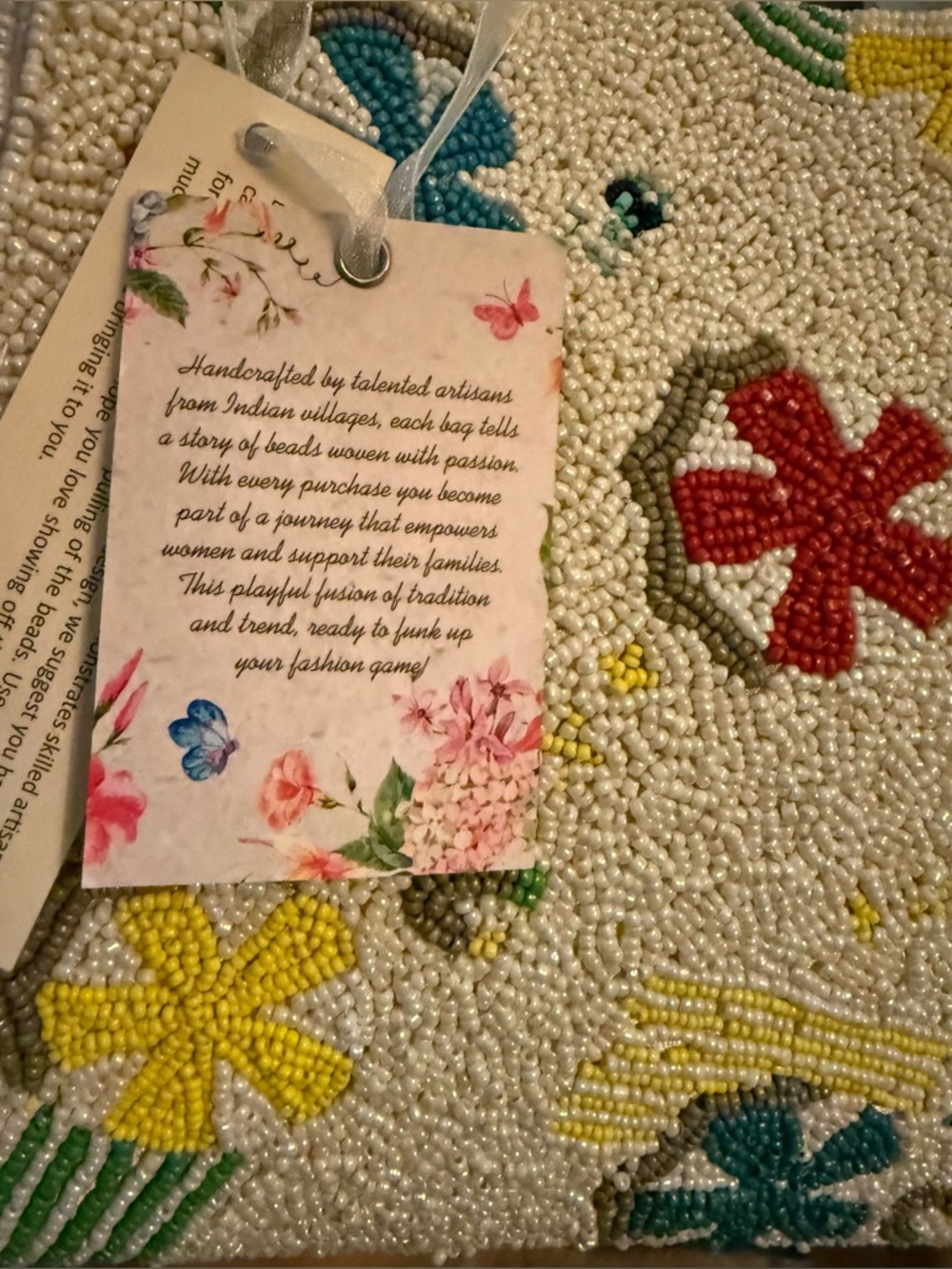 HANDCRAFTED IN INDIA White Beaded Tote Bag Featuring Playful Summer-like Motifs - Picture 4 of 9
